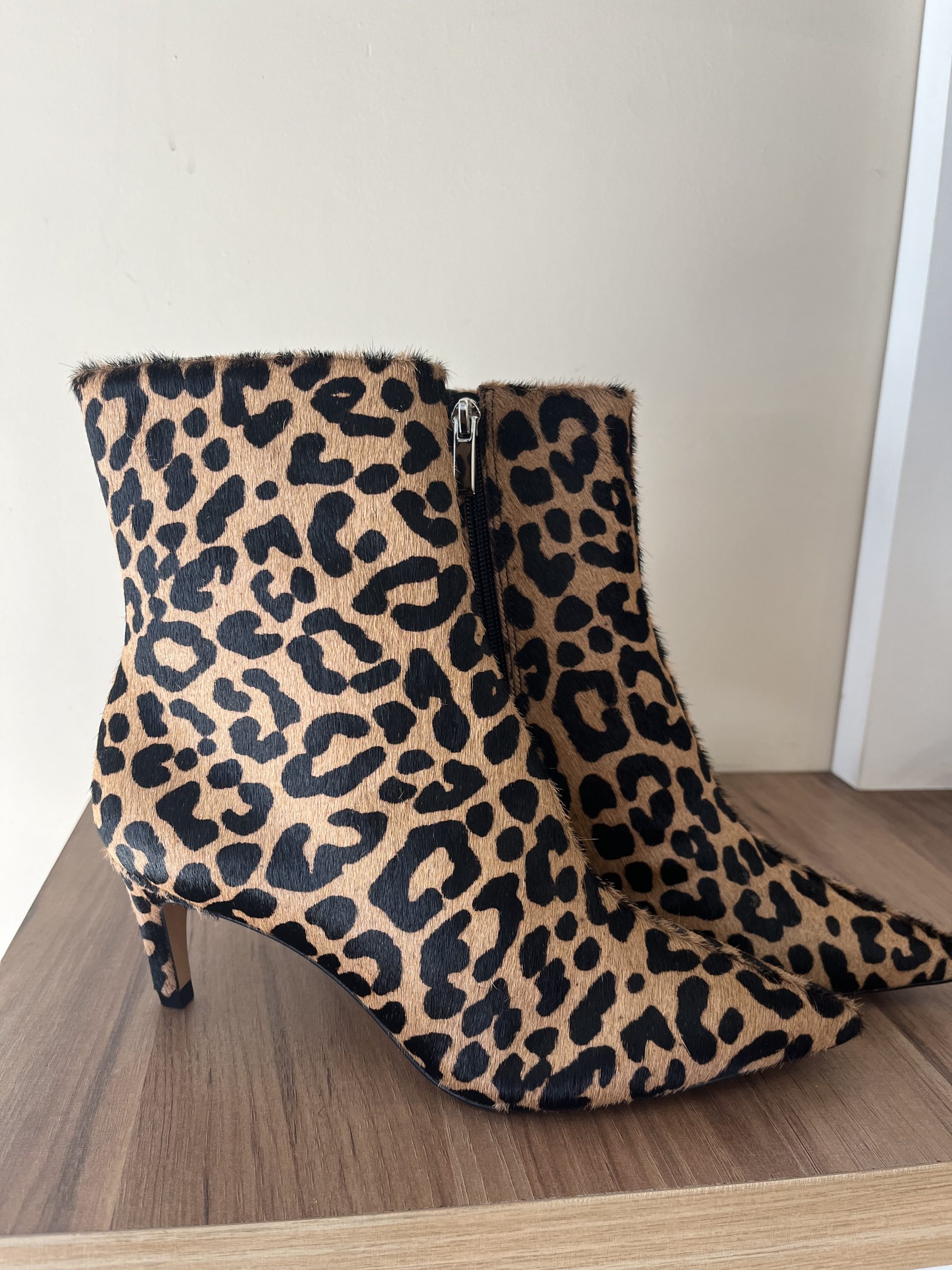 BOTA ESSENTIAL SALTO FINO PELO ANIMAL PRINT CAMEL - CARRANO - Imagem 5