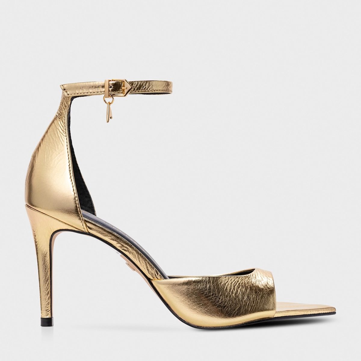 SANDÁLIA CHARM SALTO FINO COURO SPECHIO DOURADO - CARRANO - Imagem 4