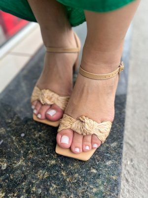 SANDALIA NA COR PALHA SALTO BLOCO