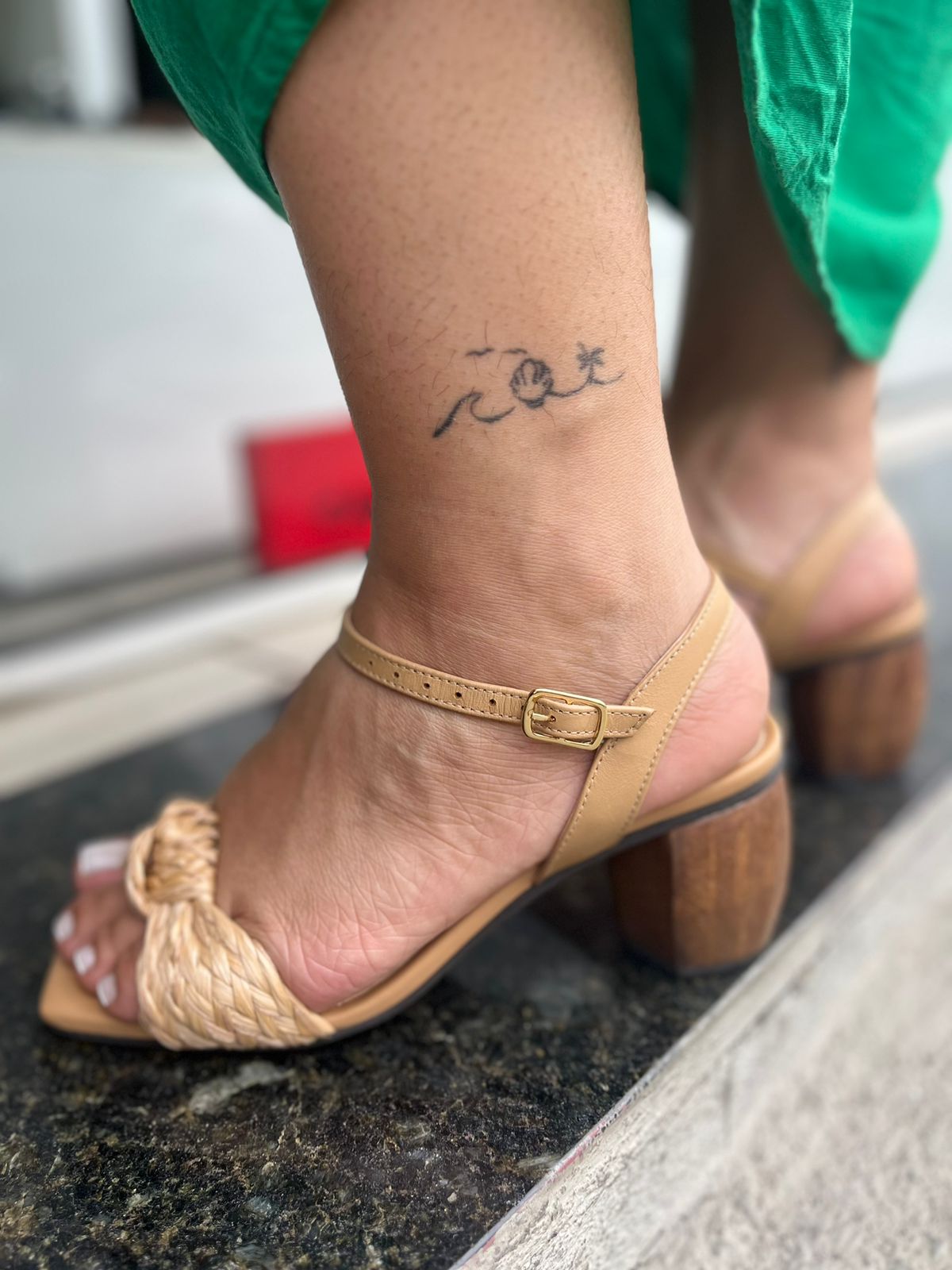 SANDALIA NA COR PALHA SALTO BLOCO