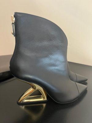 BOTA EM COURO NA COR PRETA - CECCONELLO