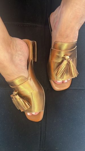 MULE EM COURO NA COR BRONZE METALIZADO - GRULHER