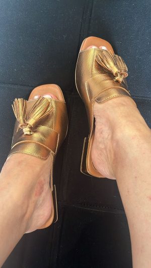 MULE EM COURO NA COR BRONZE METALIZADO - GRULHER