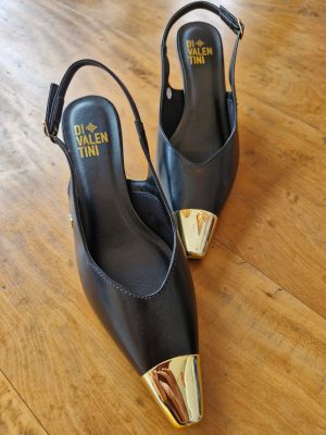 SCARPIN EM COURO SINTÉTICO COM PONTEIRA DOURADA - DI VALENTINI