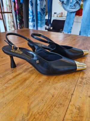 SCARPIN EM COURO SINTÉTICO COM PONTEIRA DOURADA - DI VALENTINI