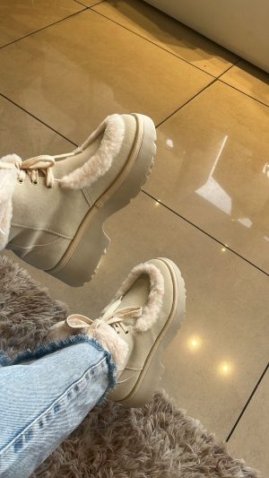 BOTINHA EM CAMURÇA COM DETALHES EM PELO - BRAVA