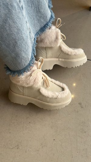 BOTINHA EM CAMURÇA COM DETALHES EM PELO - BRAVA