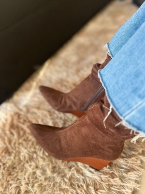 BOTA EM CAMURÇA NA COR MARROM - DI VALENTINI