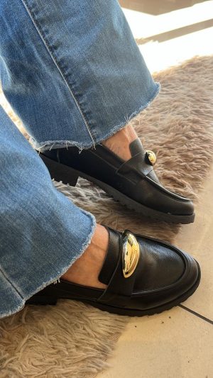 LOAFER EM COURO NA COR PRETA COM DETALHE DOURADO - GRULHER
