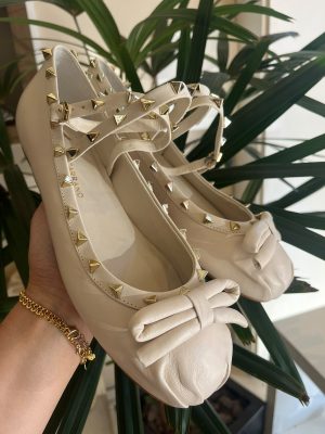 SAPATILHA BONECA TACHAS NA COR OFFWHITE - CARRANO