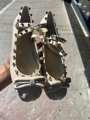 SAPATILHA BONECA TACHAS NA COR OFFWHITE - CARRANO