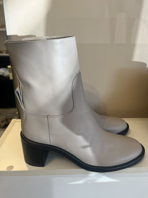 BOTA TIMELESS SALTO BLOCO COURO CINZA – CARRANO
